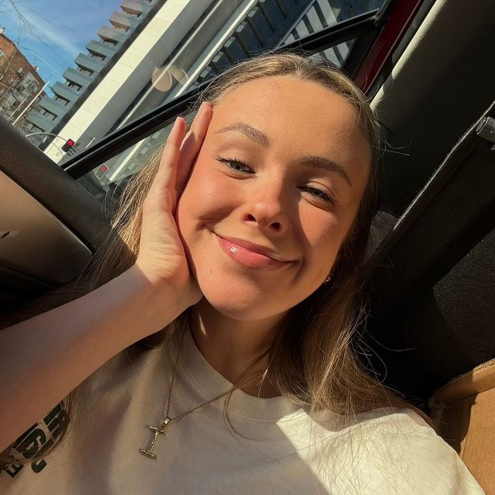 Hire ....rati influencer with 19.6k