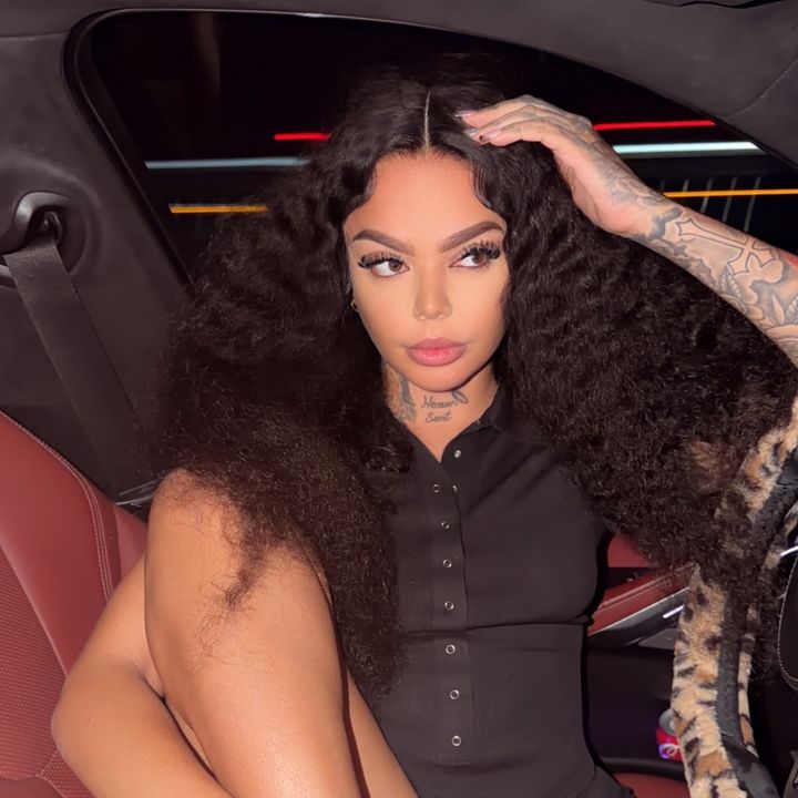 Hire .....thayla influencer with 3.9m