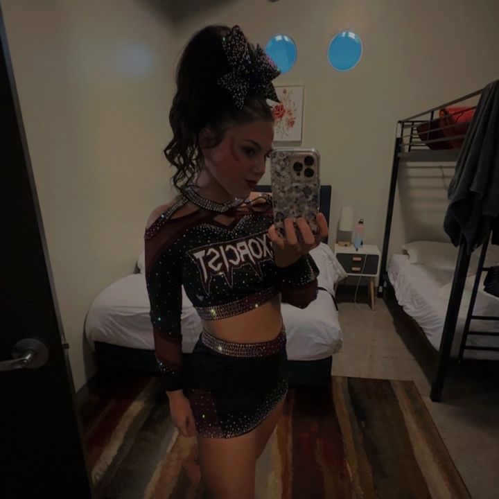 Hire .....ynnee influencer with 68.1k