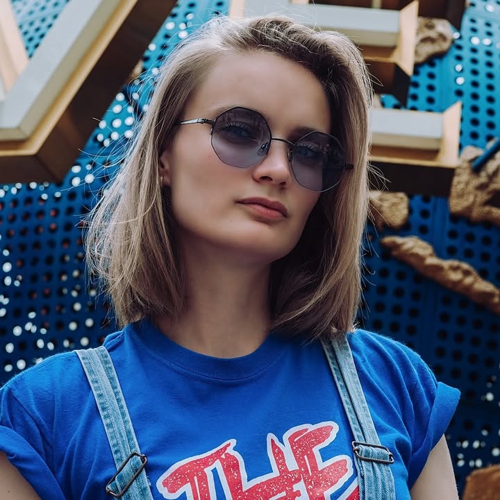 Hire .......vadaria influencer with 180.6k