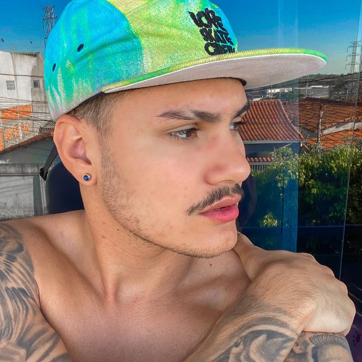 Hire .....unhoz influencer with 776.2k