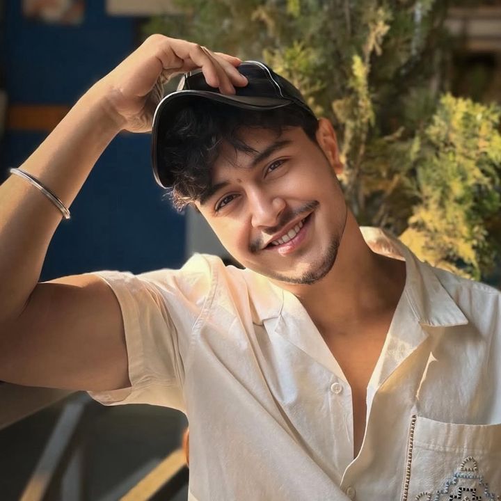 Hire ....hakv7 influencer with 117.8k