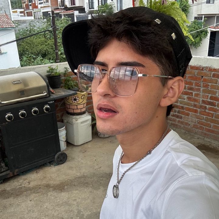 Hire ....en03 influencer with 1.1m