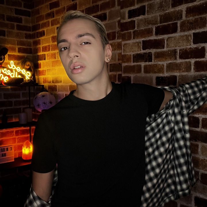 Hire ......ecreati influencer with 343.9k