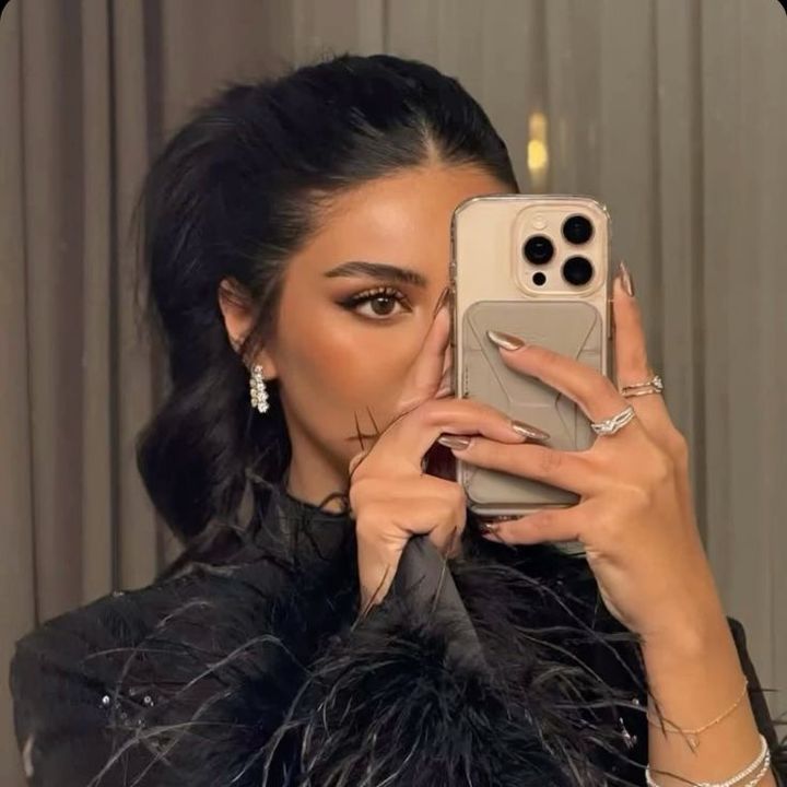 Hire ....e3ziz influencer with 100.8k