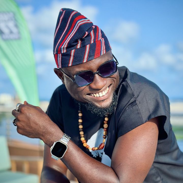 Hire .....glitch influencer with 7.4m