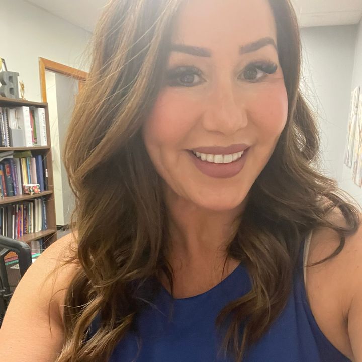 Hire .......la_mama influencer with 15.3k