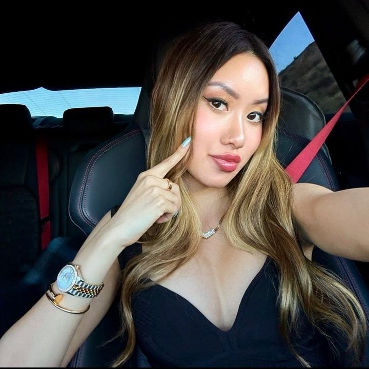 Hire .....rielle influencer with 275.9k