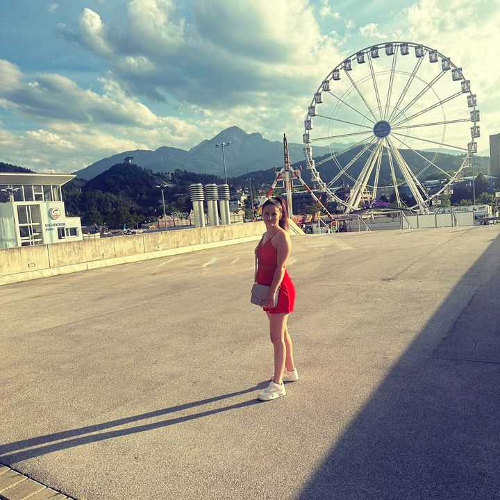 Hire .......larisa0 influencer with 15.7k