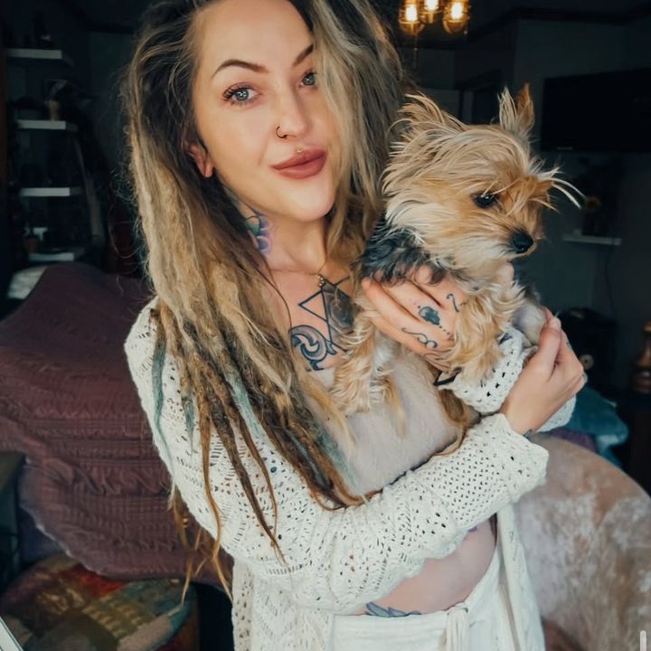 Hire ......anelle influencer with 631.9k