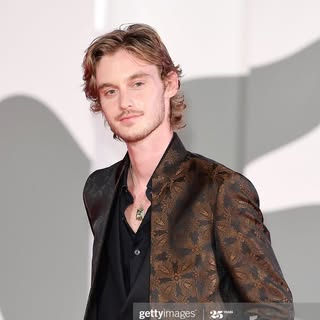 Hire ......ikovani influencer with 104.1k