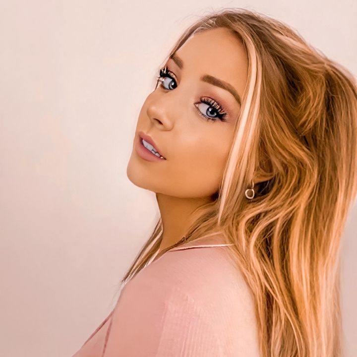 Hire .......ictoria influencer with 125.3k